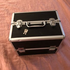 Cosmetic carrying case